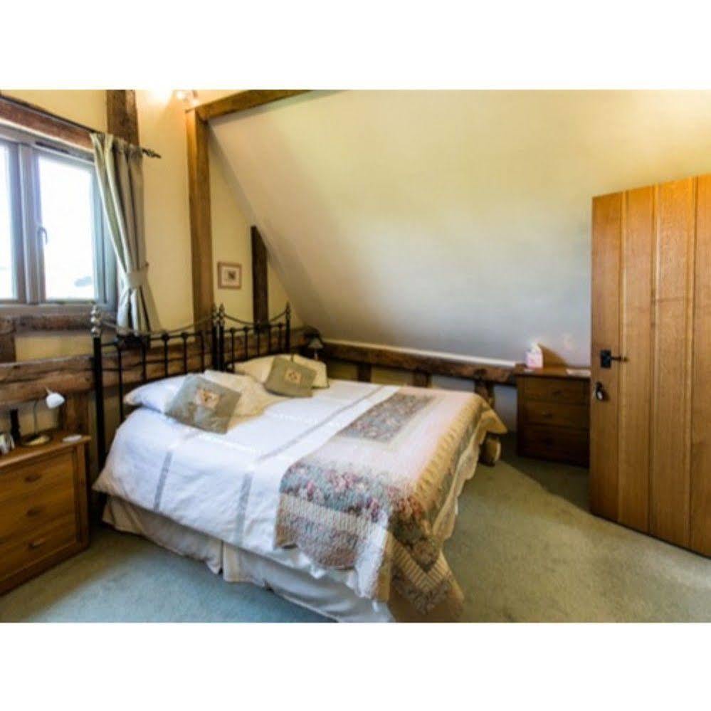 Отель Oak Farm Barn Beyton Экстерьер фото